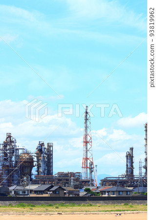 Scenery of Yokkaichi City, a complex of factory facilities Scenery of Yokkaichi City, a complex of factory facilities 93819962