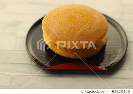 Dorayaki served on a half-moon oribe tray 93820369