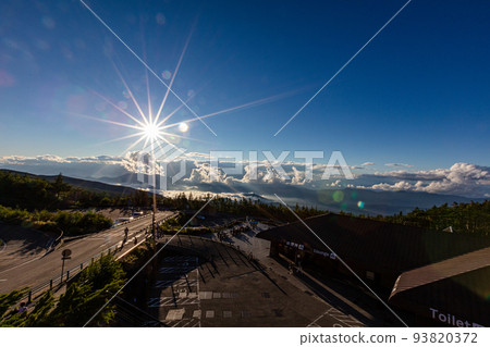 從富士山五合目看到的雲海和日落 93820372