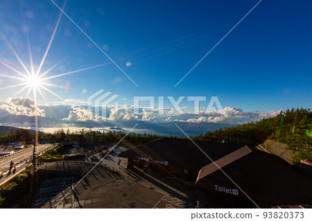 從富士山五合目看到的雲海和日落 從富士山五合目看到的雲海和日落 93820373