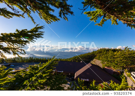 從富士山五合目看到的雲海和日落 從富士山五合目看到的雲海和日落 93820374