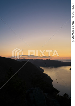 從山看到的“岡山縣”瀨戶內海國立公園黎明 從山看到的“岡山縣”瀨戶內海國立公園黎明 93820669