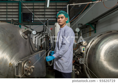 Supervisors supervising the process of beverage at the manufacturing .  93820719