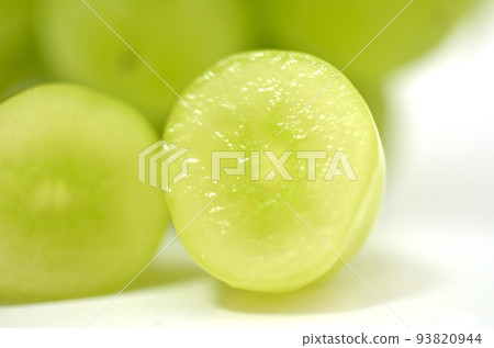 Cross-section close-up of Shine Muscat 93820944