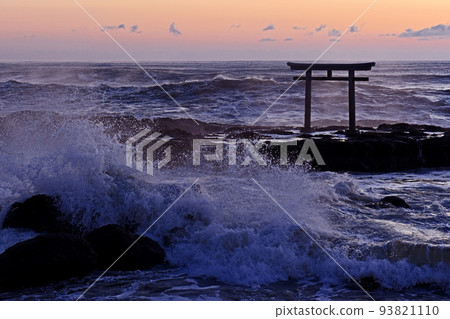 上磯鳥居門和日出前的波濤洶湧 上磯鳥居門和日出前的波濤洶湧 93821110