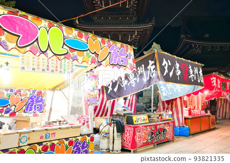 [Osaka Prefecture] Worshipers who visit the hatsumode at night in January 93821335