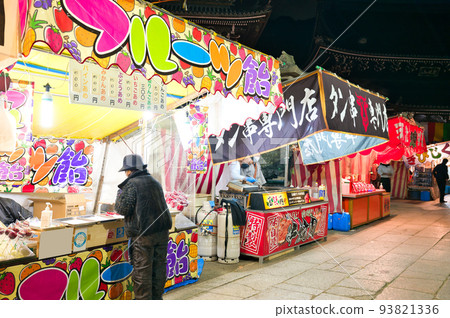 [大阪府] 1 月夜間參拜初模的信徒 93821336