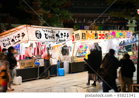 [大阪府] 1 月夜間參拜初模的信徒 93821341