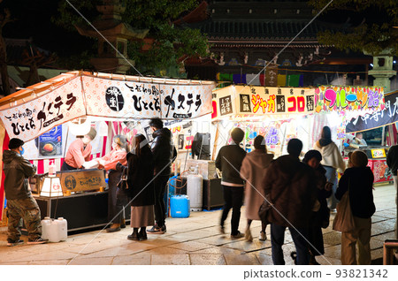 [大阪府] 1 月夜間參拜初模的信徒 93821342