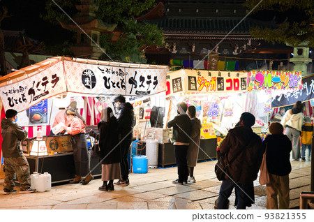 [大阪府] 1 月夜間參拜初模的信徒 93821355