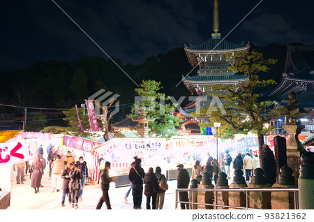[Osaka Prefecture] Worshipers who visit the hatsumode at night in January 93821362