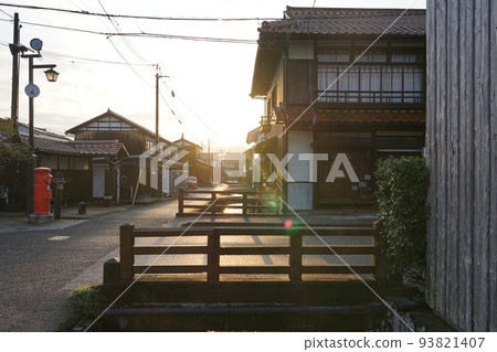 春天寧靜的早晨,倉吉美麗的街道(鳥取縣) 春天寧靜的早晨,倉吉美麗的街道(鳥取縣) 93821407