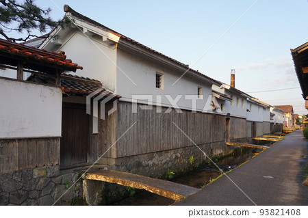 春天寧靜的早晨，倉吉美麗的街道（鳥取縣） 93821408