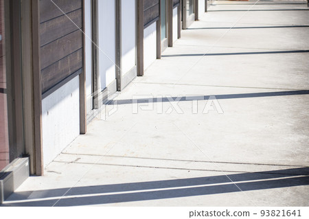 陽光明媚的日子裡的老建築 93821641