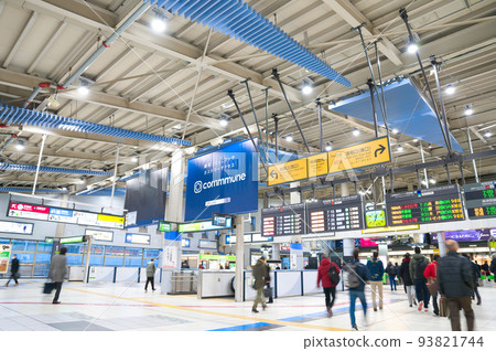[Tokyo] January: Shinagawa Station crowded with commuters in the morning 93821744