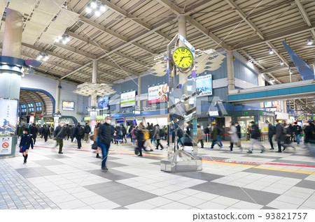 [Tokyo] January: Shinagawa Station crowded with commuters in the morning 93821757