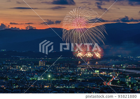 從高良大社觀景台看到的築後川花火大會 從高良大社觀景台看到的築後川花火大會 93821880