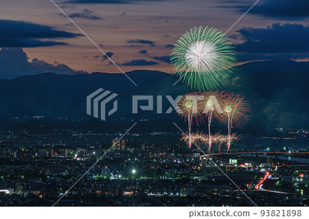 從高良大社觀景台看到的築後川花火大會 從高良大社觀景台看到的築後川花火大會 93821898
