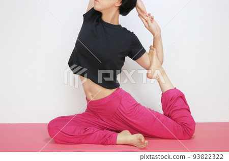 短髮女子在瑜珈鴿子姿勢中進行健身運動_家庭運動圖片 93822322