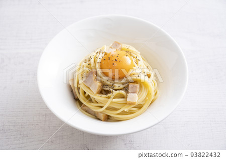 Carbonara pasta 93822432