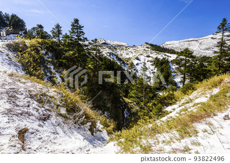 The snow covered most of the mountains and forests in Hehuan Mountain of Nantou, Taiwan. Taroko National Park is one of Taiwan's most popular tourist attractions. 93822496