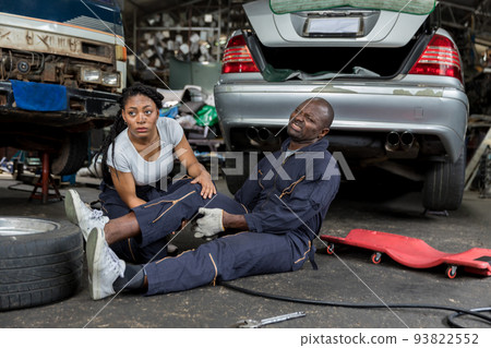 First aid support accident at work of worker at garage. First aid support accident at work of worker at garage. 93822552