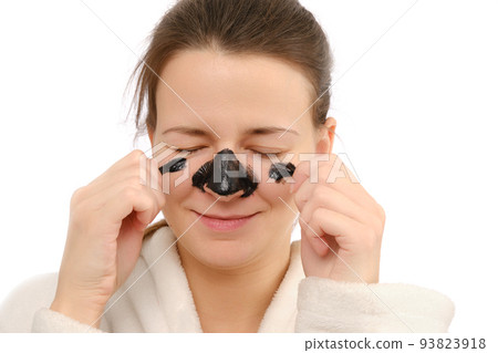 woman removing blackheads 93823918