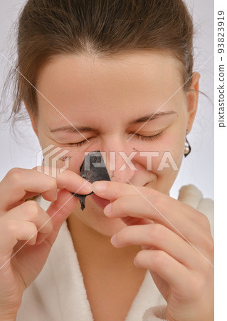 woman removing blackheads 93823919