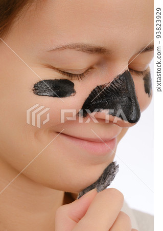 woman removing blackheads woman removing blackheads 93823929