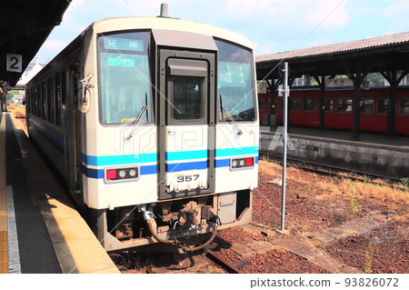 Kiha 120 type diesel car on the Kihashin Line bound for Tsuyama Station at Sayo Station 93826072