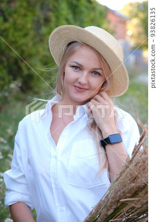 woman with dry bouquet 93826135