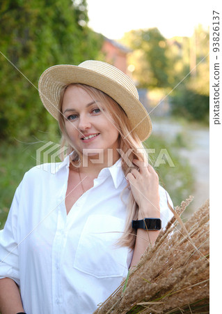 woman with dry bouquet 93826137
