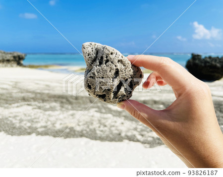 Pumice stone from Fukutoku Okanoba washed ashore on a beautiful beach 93826187