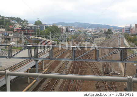 從北海道小樽築港站能古線橋 從北海道小樽築港站能古線橋 93826451