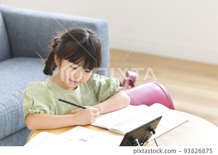 正在學習的小學生 93826875