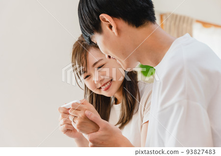 一對夫婦檢查妊娠試驗 一對夫婦檢查妊娠試驗 93827483