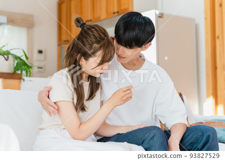 一對夫婦檢查妊娠試驗 93827529