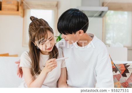 一對夫婦檢查妊娠試驗 一對夫婦檢查妊娠試驗 93827531