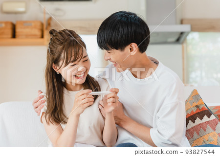 A couple checking the pregnancy test 93827544