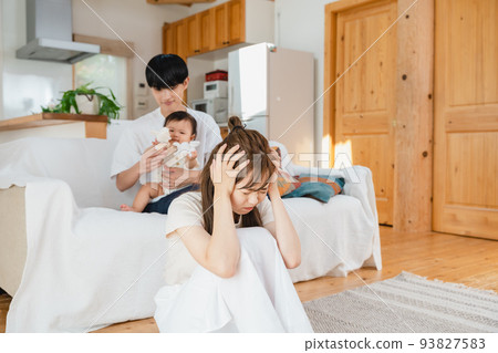 在客廳裡抱著頭的女人 在客廳裡抱著頭的女人 93827583