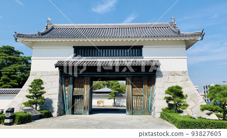 仲夏時節，岡崎城大手門在藍天的映襯下熠熠生輝【岡崎城公園/愛知縣岡崎市】 93827605