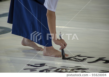 A high school girl who runs a brush on half paper 93828004