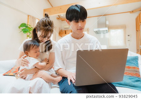 一個男人在客廳打開筆記本電腦 一個男人在客廳打開筆記本電腦 93829045