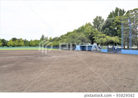 棒球場上的無人擊球手箱、後網和長凳 93829382