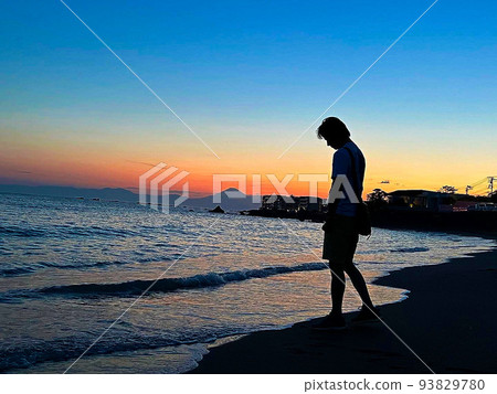 在黃昏的海灘上 93829780