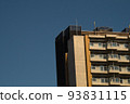 高聳於藍天的公寓 93831115