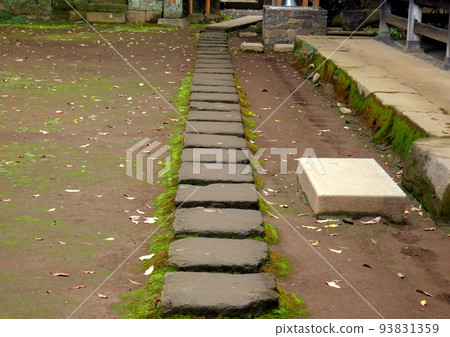 Sounji Temple is located on the old Hakone Highway, and is a graveyard where the 5th lord of Hojo Hojo, the founder of which is Soun Hojo, is enshrined. 93831359