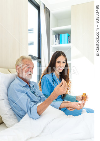 senior, patient, nurse 93833499