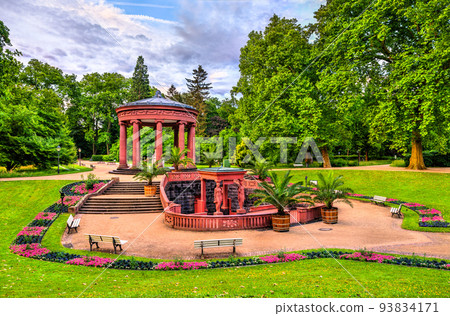 Elisabethenbrunnen fountain in Kurpark in Bad Homburg, Germany 93834171