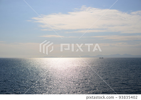 從小豆島6號渡輪眺望淡路島鳴門海峽 93835402